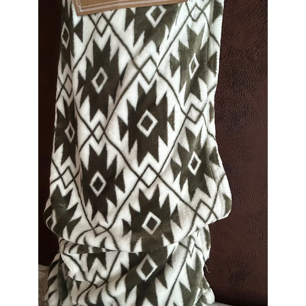 Soft & Cozy‎ Velvet Plush Blanket Twin Southwestern Geometric Olive Green Cream